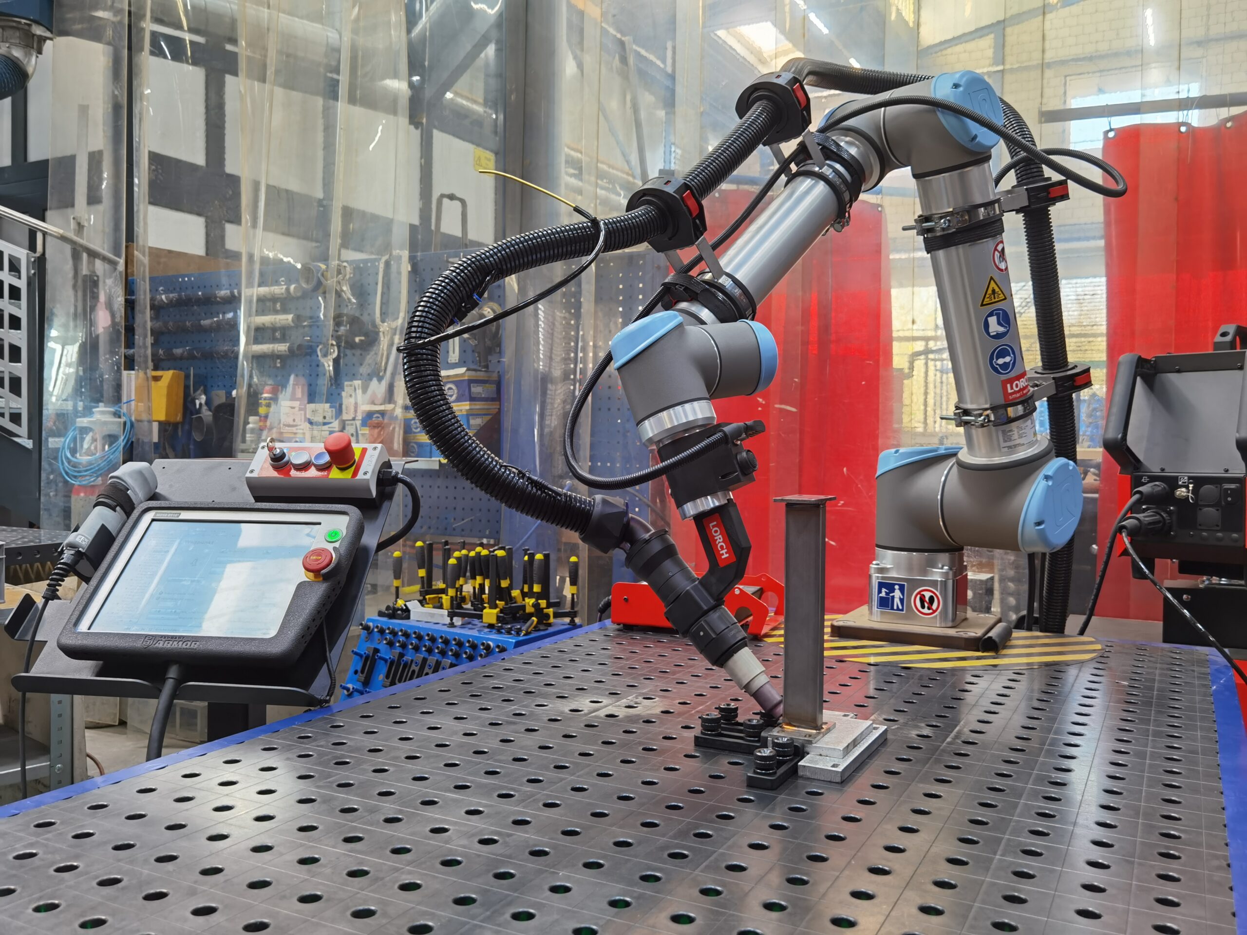 zwei neue Cobot-Roboterschweiss Arbeitsplätze