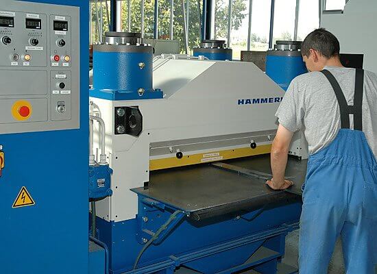Teile Richten bei der Meyer BlechTechnik AG in Grosswangen