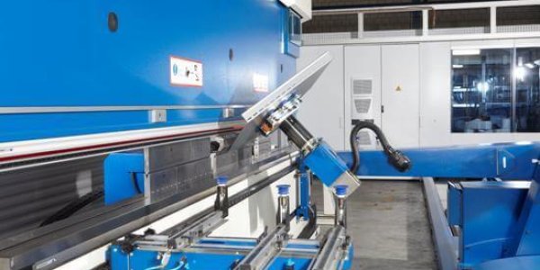 Biegeroboter biegen Blechteile automatisch - im Einsatz bei der Meyer BlechTechnik AG in Grosswangen