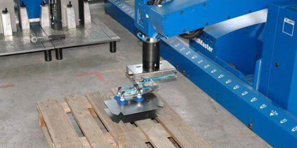 Biegeroboter biegen Blechteile automatisch - im Einsatz bei der Meyer BlechTechnik AG in Grosswangen