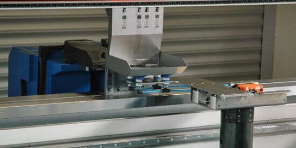 Biegeroboter biegen Blechteile automatisch - im Einsatz bei der Meyer BlechTechnik AG in Grosswangen