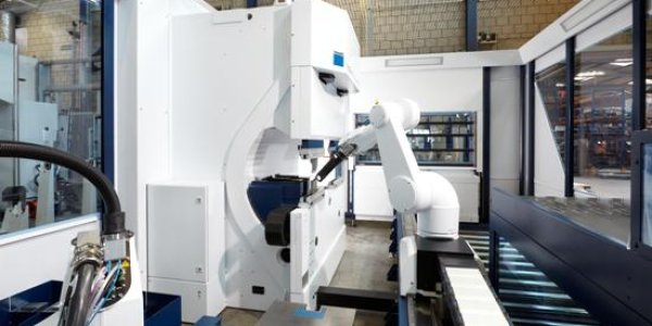 Biegeroboter biegen Blechteile automatisch - im Einsatz bei der Meyer BlechTechnik AG in Grosswangen