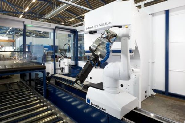 Biegeroboter biegen Blechteile automatisch - im Einsatz bei der Meyer BlechTechnik AG in Grosswangen