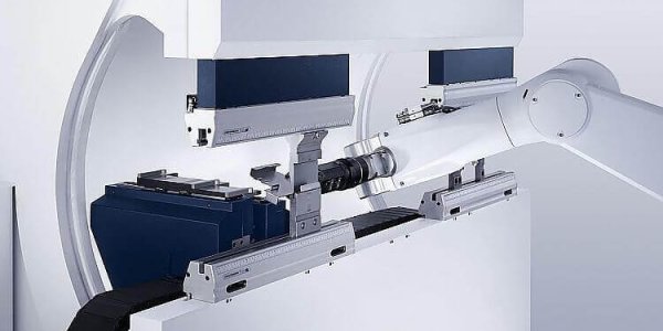 Biegeroboter biegen Blechteile automatisch - im Einsatz bei der Meyer BlechTechnik AG in Grosswangen
