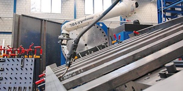 Roboter Schweissen bei Meyer BlechTechnik AG in Brittnau, diverse Schweissroboter im Einsatz