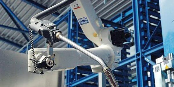 Roboter Schweissen bei Meyer BlechTechnik AG in Brittnau, diverse Schweissroboter im Einsatz