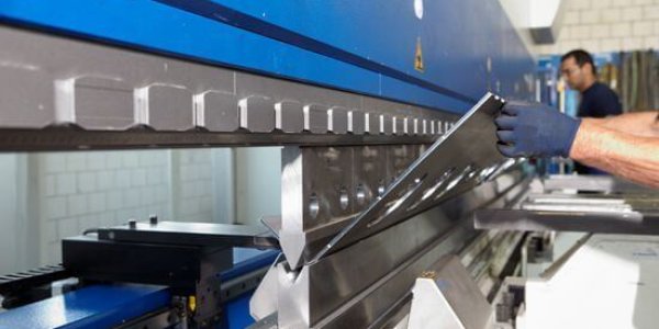 Bleche Umformen mit Biegemaschinen bei Meyer BlechTechnik in Grosswangen - abkanten bis 7m mit 800 Tonnen Presskraft dank EHT TruBend