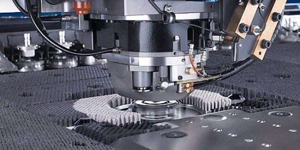 Stanzkopf einer Stanz-Laser Kombi Anlagen TruMatic7000 von Trumpf - 3 Anlagen im Einsatz bei Meyer BlechTechnik AG in Grosswangen und Brittnau
