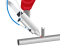 Ein Roboterarm verschweißt zwei Metallrohre präzise mit Laser, Kabel sorgen für genaue Blechbearbeitung aus einer Hand.