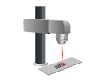 Eine Lasergravurmaschine trägt ABC mit rotem Laser auf eine Blechplatte auf - Blechbearbeitung, Schweizer Präzision.
