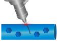 Laser schneidet blauen Zylinder mit Wabenlöchern - Blechbearbeitung, alles aus einer Hand, Schweizer Präzision, roter Fokuspunkt.