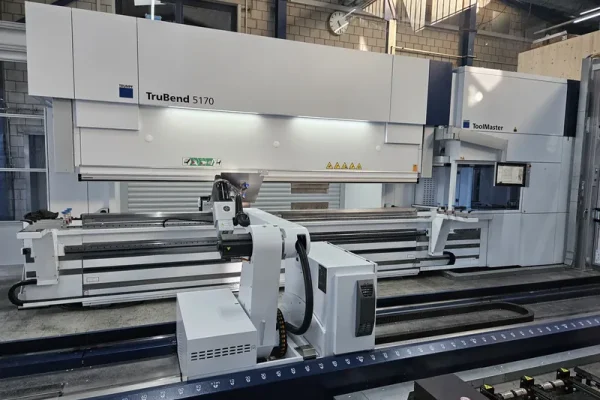 Große TruBend 5170 Abkantpresse mit Roboterarm und ToolMaster im modernen Blechbearbeitungsbetrieb für Metallbiegen.