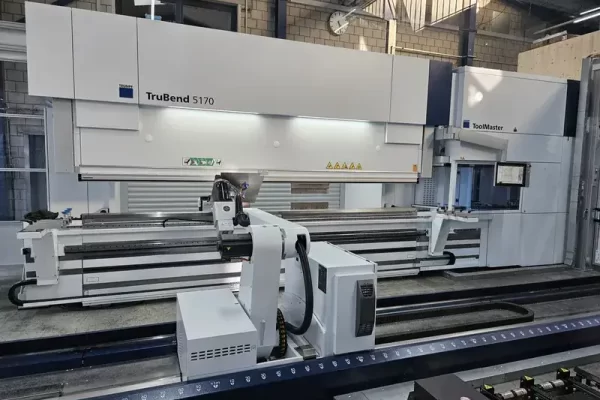 Große TruBend 5170 Abkantpresse mit Roboterarm und ToolMaster im modernen Blechbearbeitungsbetrieb für Metallbiegen.