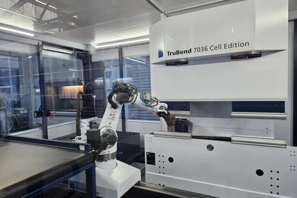 Ein Roboterarm biegt Blech in eine Glaszelle mit TruBend 7036 Cell Edition, automatisierte Blechbearbeitung.