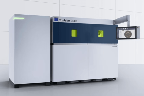Ein TruPrint 3000 3D-Metalldrucker steht im sauberen Raum, weiß mit blauen Paneelen und Bedienpanel für Blechbearbeitung.