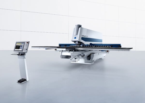 Moderne CNC-Stanz- oder Schneidmaschine zur Blechbearbeitung in hellem, sauberem Raum mit separatem Bedienpult.