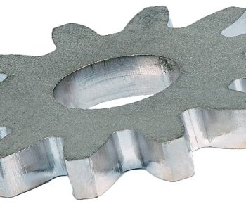 Metallisches Zahnrad mit zwölf Zähnen und Bohrung in der Mitte, abgebildet auf weissem Hintergrund, optimal für die Blechbearbeitung.