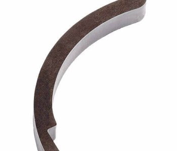 Gebogener metallischer Axiallagerblechstreifen mit Riffelung innen und glatter dunkler Oberfläche auf weissem Hintergrund.