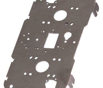 Flache Blechplatte mit Ausstanzungen, Bohrungen und abgerundeten Ecken, glatter, reflektierender Oberfläche für Montage.