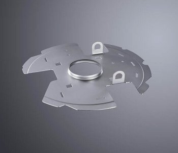 Flaches, metallisches Kreuzblechteil mit erhöhter Rundung und zwei Stehfalzen, Ausschnitten und Kerben auf grauem Verlaufshintergrund.