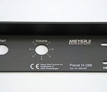 Schwarzes Metall-Bedienpanel mit Start- und Volume-Beschriftung, zwei Rundausbrüchen, Meyer BlechTechnik Panel H-288.