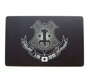 Schwarze Karte mit silbernem Emblem, zwei Löwen, Schild, Kreuz unten und Schriftzug Stockli 1995 Limited rund um das Emblem.