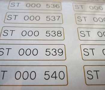 Nahaufnahme eines Bogens mit nummerierten Etiketten ST 000 536 bis ST 000 540 für die Blechbearbeitung.