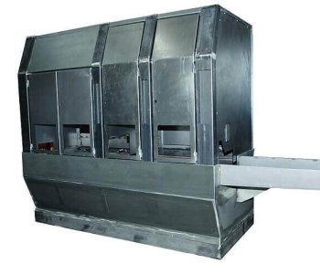Grosse industrielle Metallmaschine mit drei vertikalen Kammern und Auszugstablar rechts, ideal zur Blechbearbeitung und Materialsortierung.