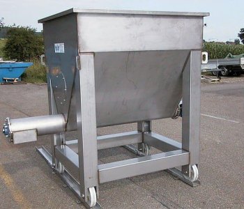 Großer Industrie-Edelstahltrichter mit rechteckigem Einfüllbereich und Schrägblechen auf vier Rollen, draussen vor Autos und Bäumen.
