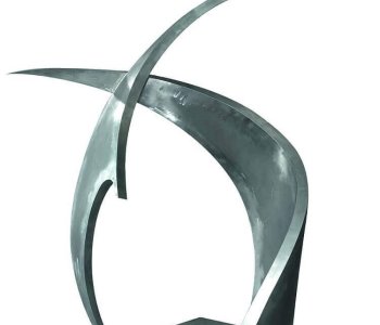 Abstrakte Metallskulptur aus gebogenen, verschränkten Silberblechbögen auf flachem Sockel, dynamisch und ausgewogen.