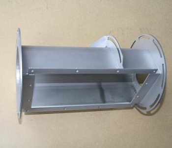 Rechteckiger Lüftungskanal aus Metall mit Flanschen und Schraublöchern, auf heller Fläche - Blechbearbeitung für Industrie.